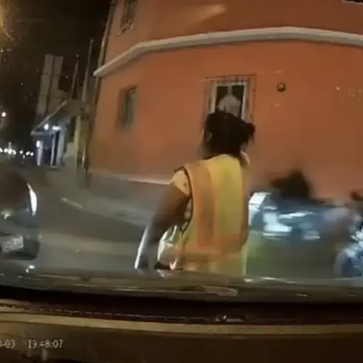 Mujer que dirige el tránsito por su cuenta en zona 18. ,Captura de pantalla video de X.
