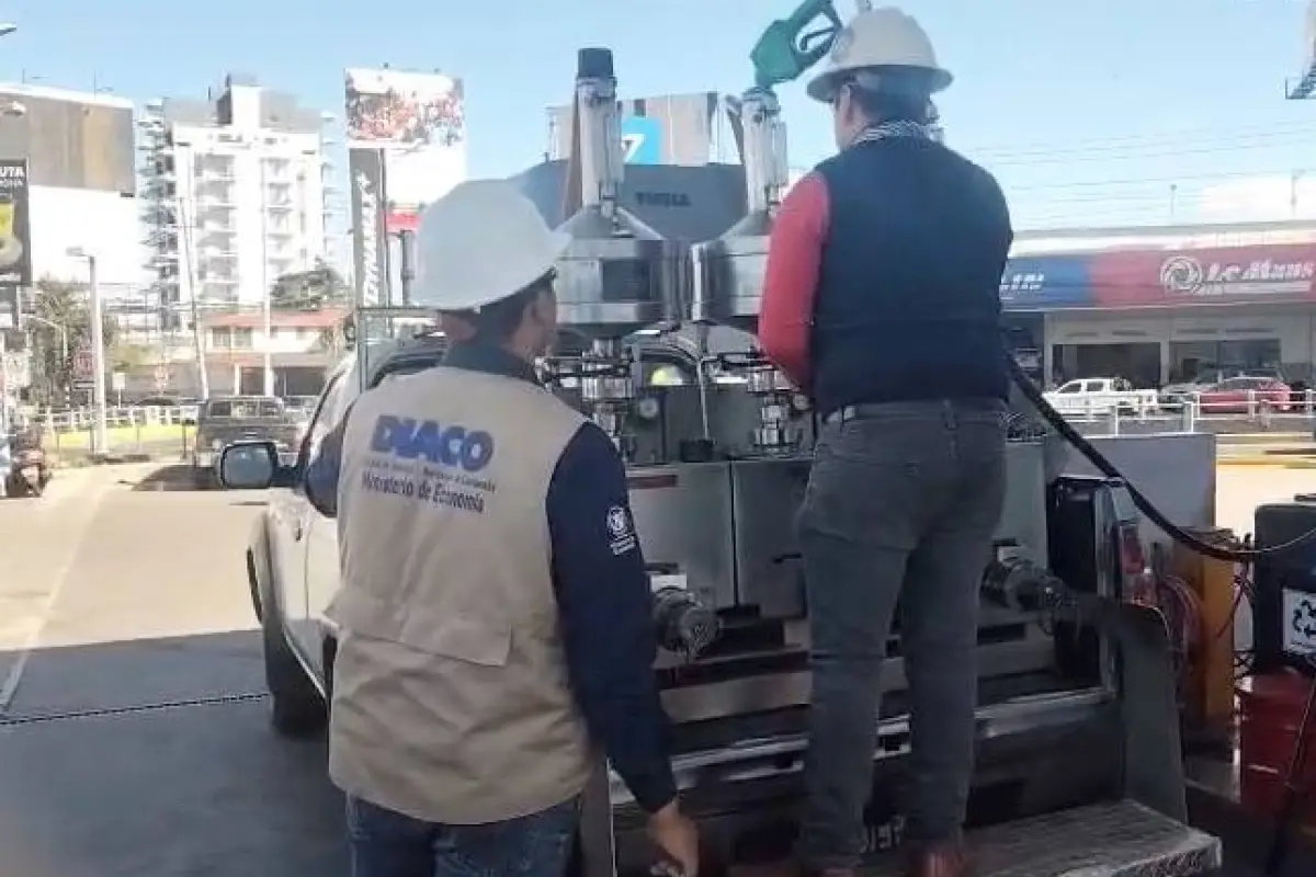 Personal de la Diaco y otras instituciones verifican despacho de combustible en una gasolinera en zona 10 capitalina., Oscar Grijalva/EU