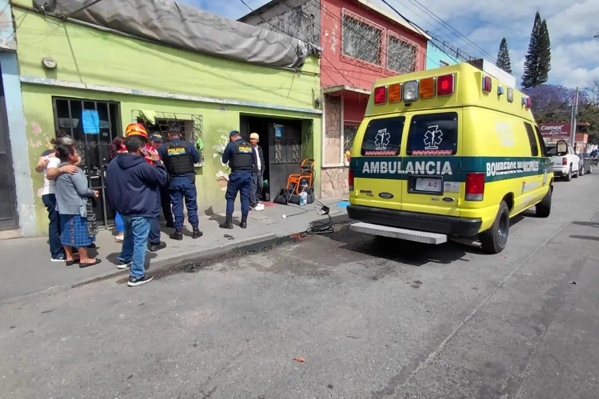Familiares identificaron al fallecido tras el ataque armado en zona 1., Bomberos Municipales