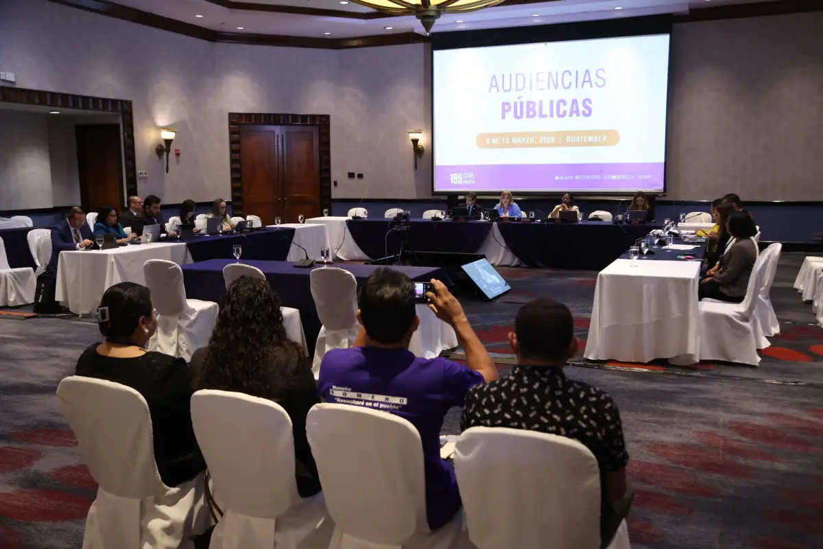Personas participan durante una audiencia publica este martes, en Ciudad de Guatemala (Guatemala)., EFE