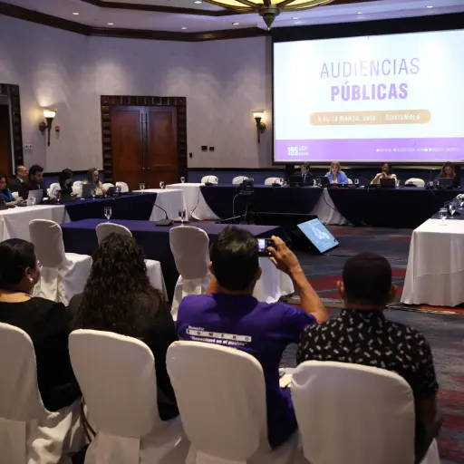 Personas participan durante una audiencia publica este martes, en Ciudad de Guatemala (Guatemala). ,EFE