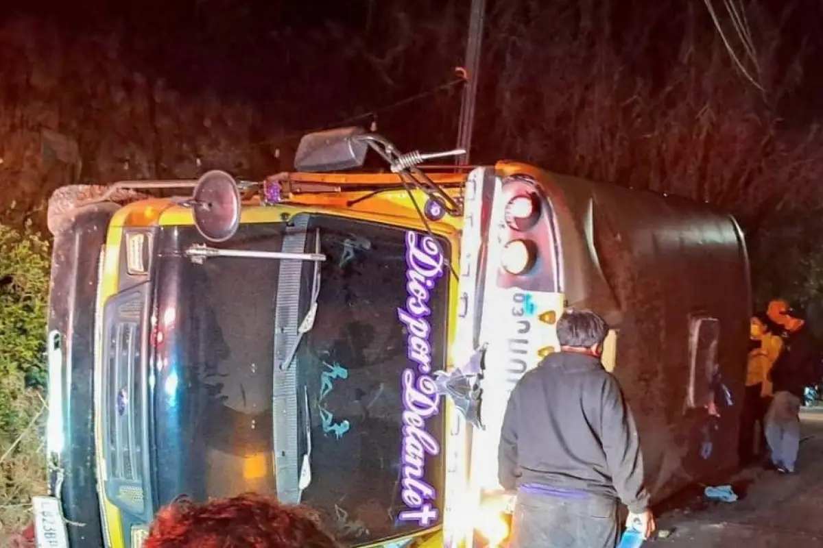 Área donde ocurrió el accidente de bus en San Pedro Sacatepéquez., Bomberos Voluntarios