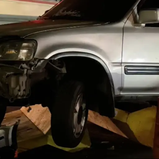 El vehículo quedó empotrado en separadores viales en zona 5 de Villa Nueva. ,PMT de Villa Nueva