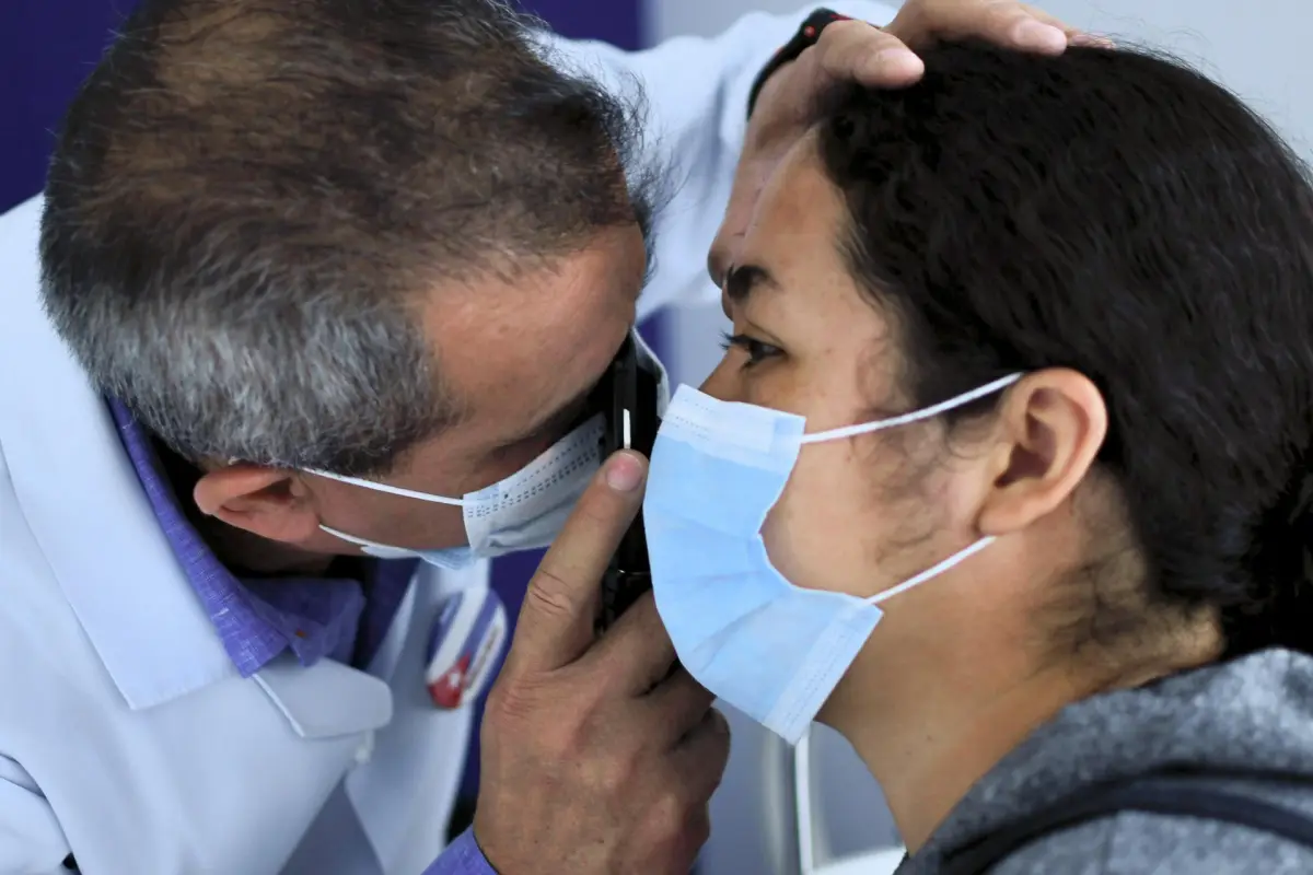 El doctor cubano Iraldo Arévalo Chávez revisa a un paciente este martes, en el Hospital Oftalmológico en Villa Nueva (Guatemala),  EFE/ Alex Cruz
