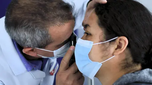El doctor cubano Iraldo Arévalo Chávez revisa a un paciente este martes, en el Hospital Oftalmológico en Villa Nueva (Guatemala) , EFE/ Alex Cruz