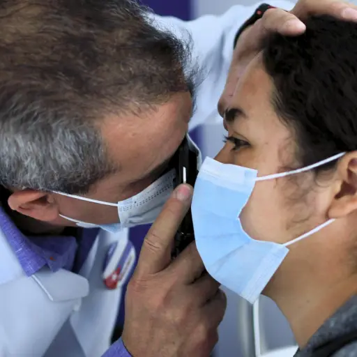 El doctor cubano Iraldo Arévalo Chávez revisa a un paciente este martes, en el Hospital Oftalmológico en Villa Nueva (Guatemala) , EFE/ Alex Cruz
