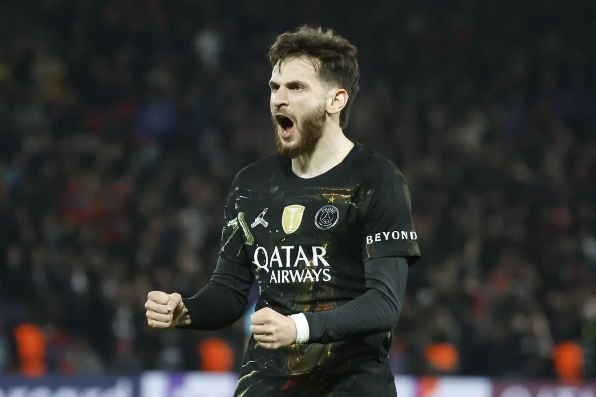 Khvicha Kvaratskhelia del PSG celebra el 4-2 durante el partido de ida de los octavos de final de la UEFA Champions League