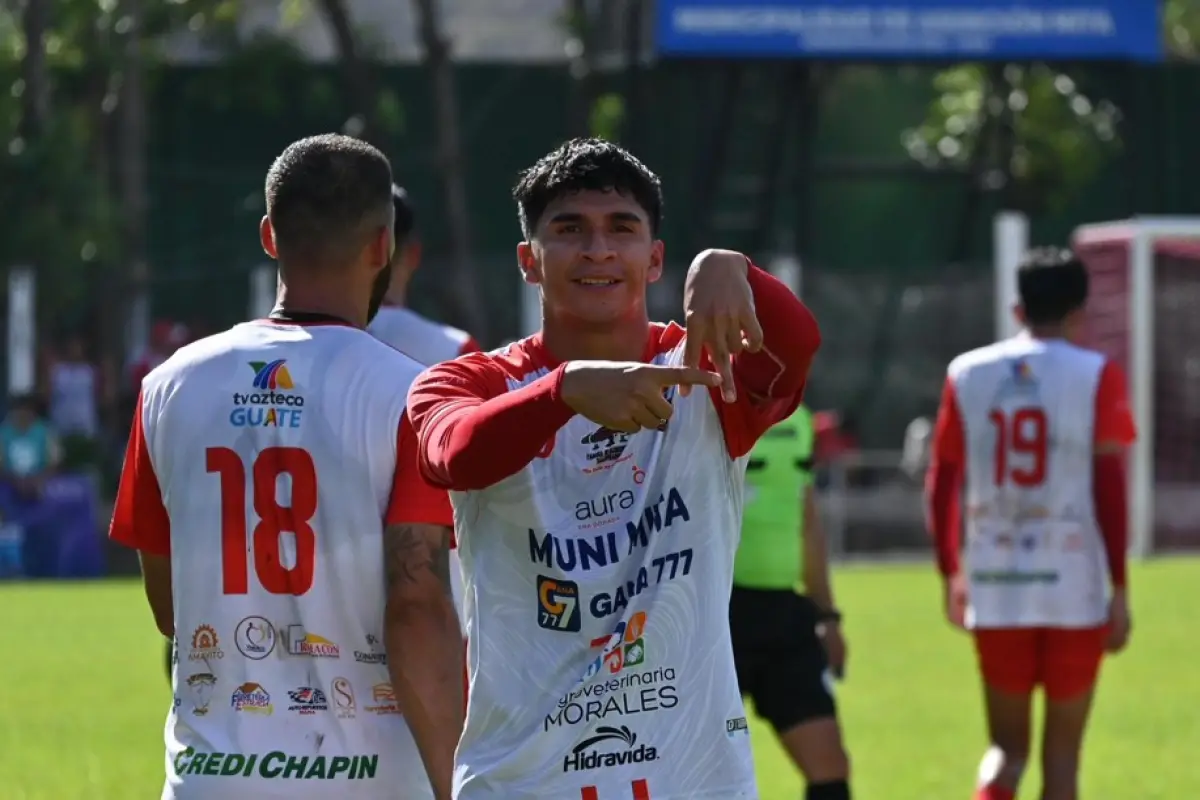 William Fajardo celebrando gol ante Aurora 