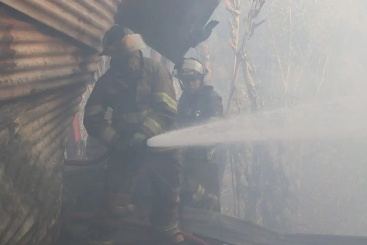 Bomberos combaten las llamas en la colonia Ampero 2., Foto Bomberos Voluntarios