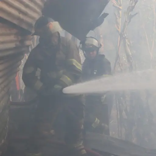 Bomberos combaten las llamas en la colonia Ampero 2. ,Foto Bomberos Voluntarios