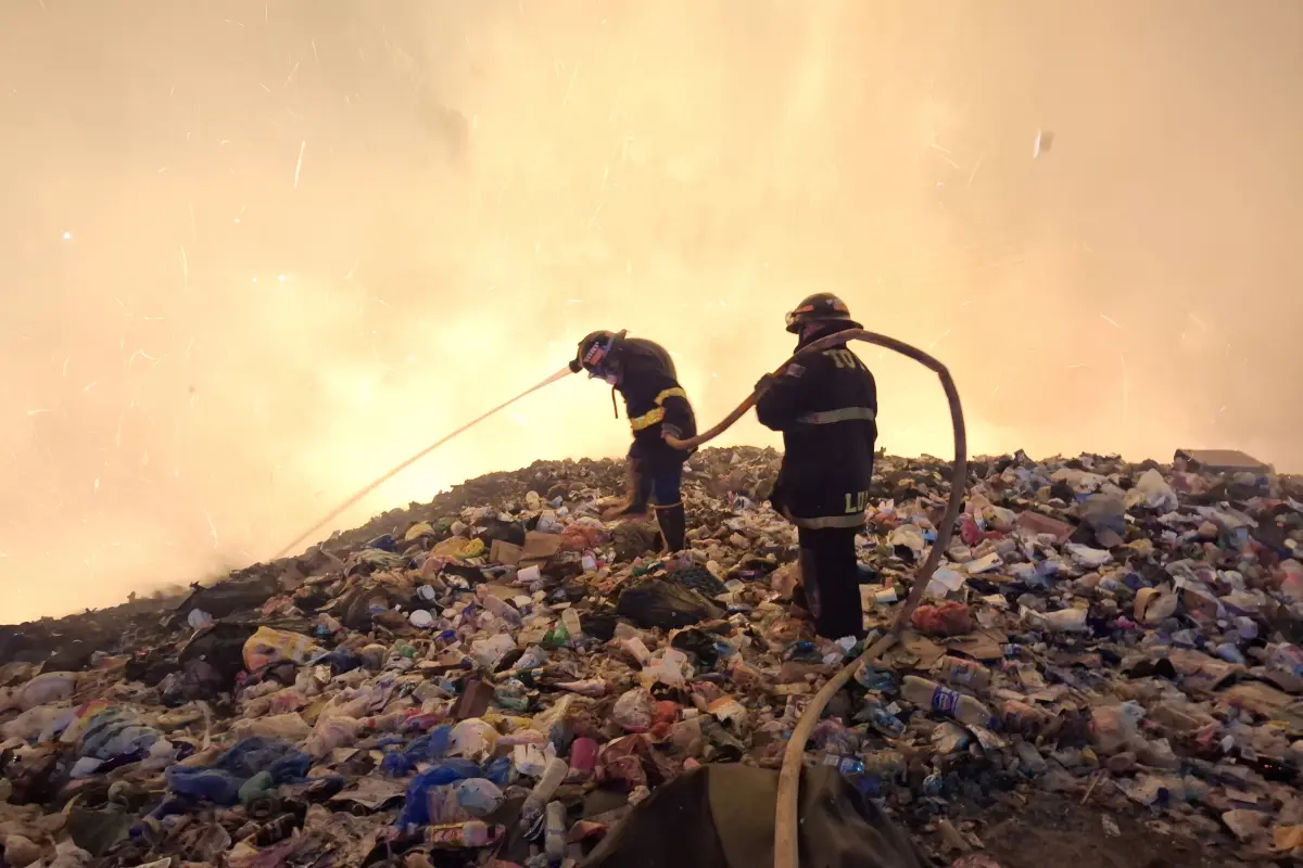 Cuerpos de socorro trabajan para combatir el incendio en el vertedero de Totonicapán., Bomberos Voluntarios