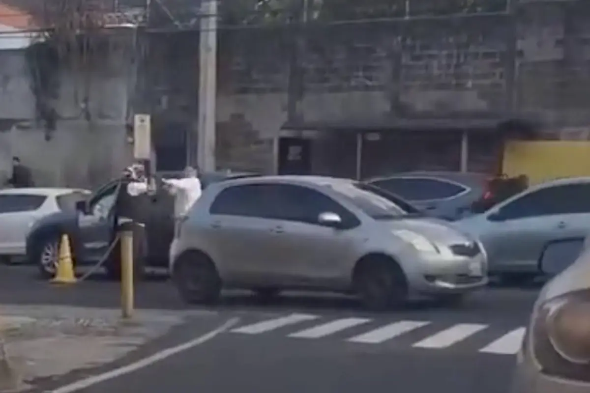 Violenta riña en zona 10 queda registrada en video viral., Captura de pantalla video de X.