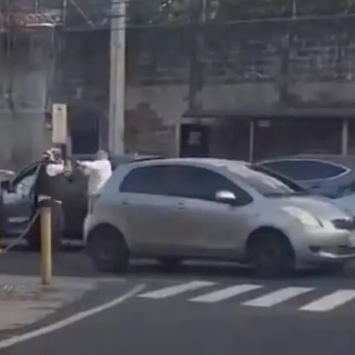 Violenta riña en zona 10 queda registrada en video viral. ,Captura de pantalla video de X.