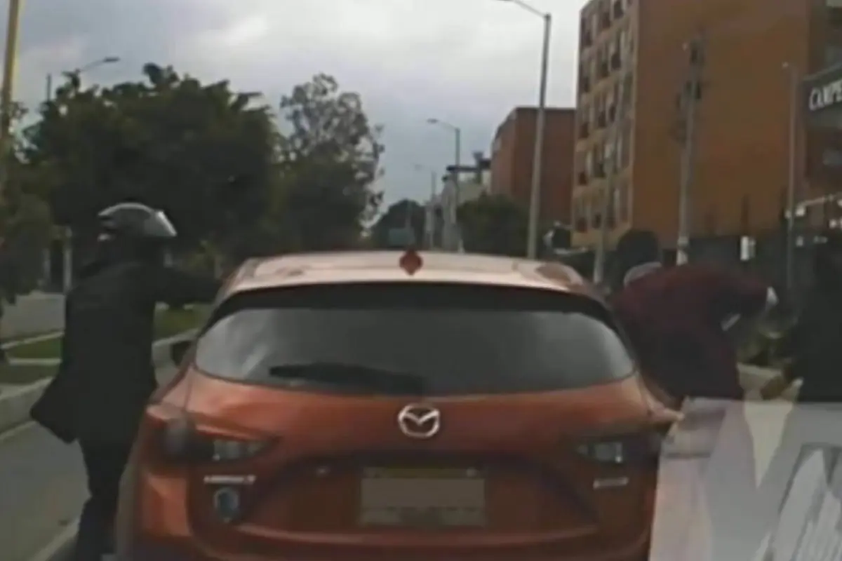 Graban momentos de pánico durante asalto a automovilista en plena calle., Captura de pantalla video de X.