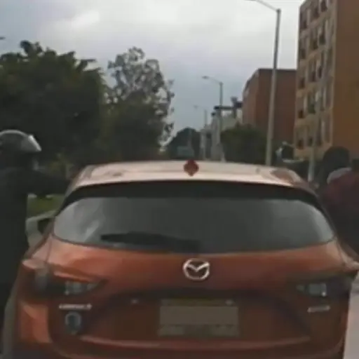 Graban momentos de pánico durante asalto a automovilista en plena calle. ,Captura de pantalla video de X.