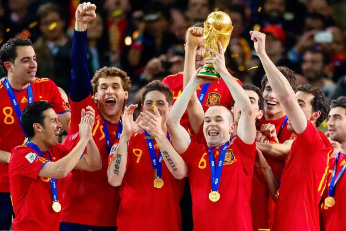 Andrés Iniesta levantando el trofeo de la Copa del Mundo de la FIFA en Sudáfrica 2010 