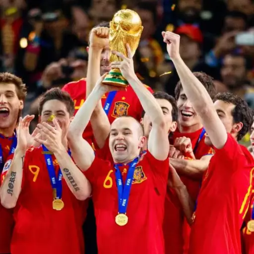Andrés Iniesta levantando el trofeo de la Copa del Mundo de la FIFA en Sudáfrica 2010 