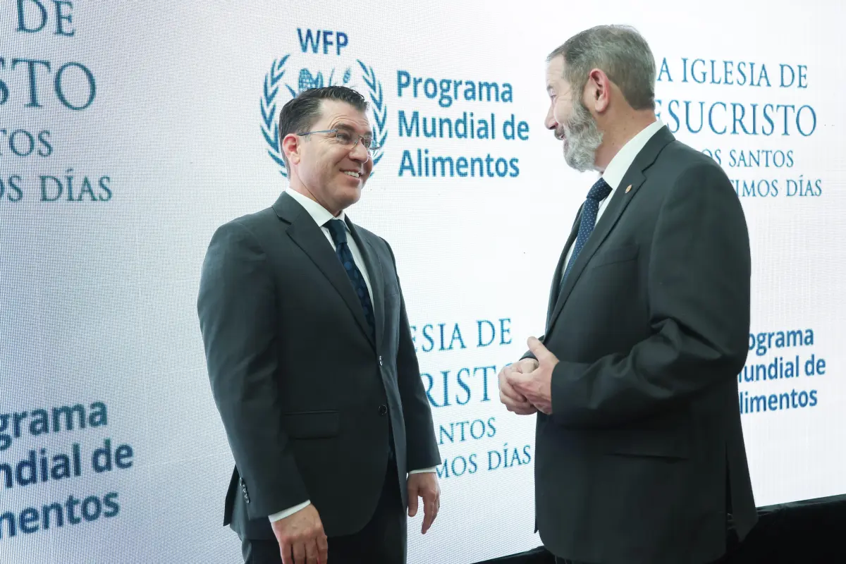 El representante de la Iglesia de Jesucristo de los Santos de los Últimos Días, Élder Gregorio Casillas (i) habla con el representante del Programa Mundial de Alimentos (PMA) en Guatemala, Andrew Stanhope., Foto EFE