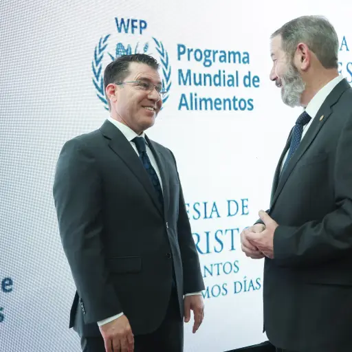 El representante de la Iglesia de Jesucristo de los Santos de los Últimos Días, Élder Gregorio Casillas (i) habla con el representante del Programa Mundial de Alimentos (PMA) en Guatemala, Andrew Stanhope. ,Foto EFE