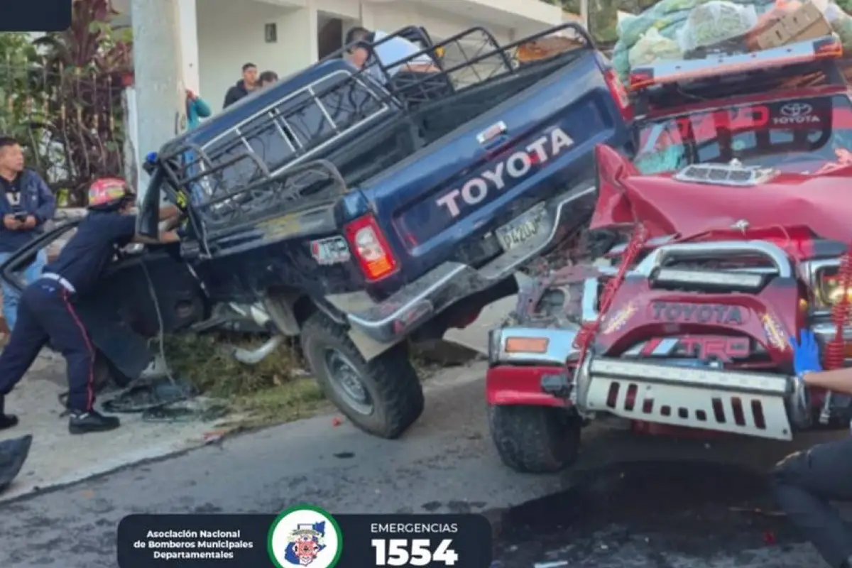 Los vehículos chocaron en San Rafael Pie de la Cuesta., Bomberos Municipales Departamentales