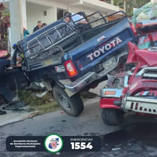 Los vehículos chocaron en San Rafael Pie de la Cuesta. ,Bomberos Municipales Departamentales