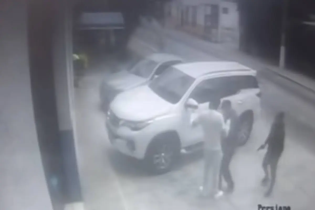 Robo de camioneta en Mixco. , Captura de pantalla video de Facebook.