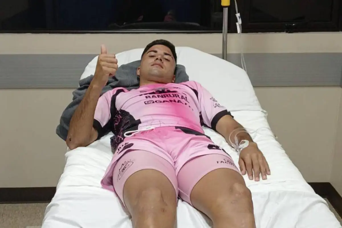 Facundo González en un centro asistencial donde fue atendido tras un golpe en la cabeza