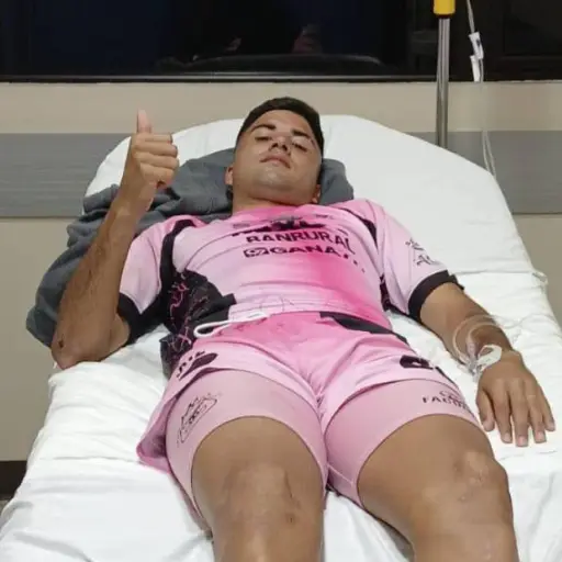 Facundo González en un centro asistencial donde fue atendido tras un golpe en la cabeza