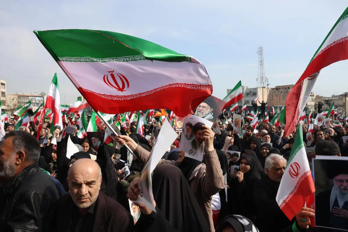 Ondean banderas de Irán, EFE