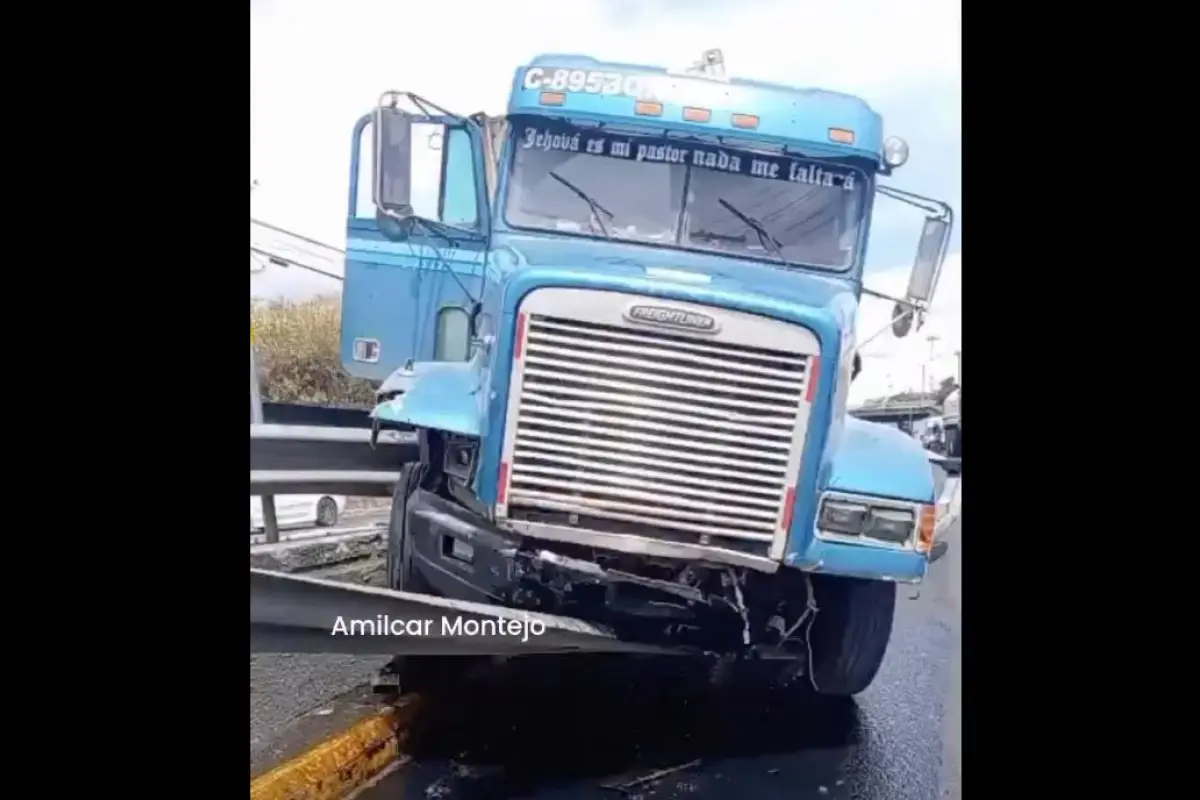 El tráiler impactó contra la baranda metálica de contención en el ingreso al viaducto Atlántida., PMT capitalina/Montejo