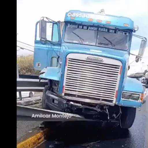 El tráiler impactó contra la baranda metálica de contención en el ingreso al viaducto Atlántida. ,PMT capitalina/Montejo