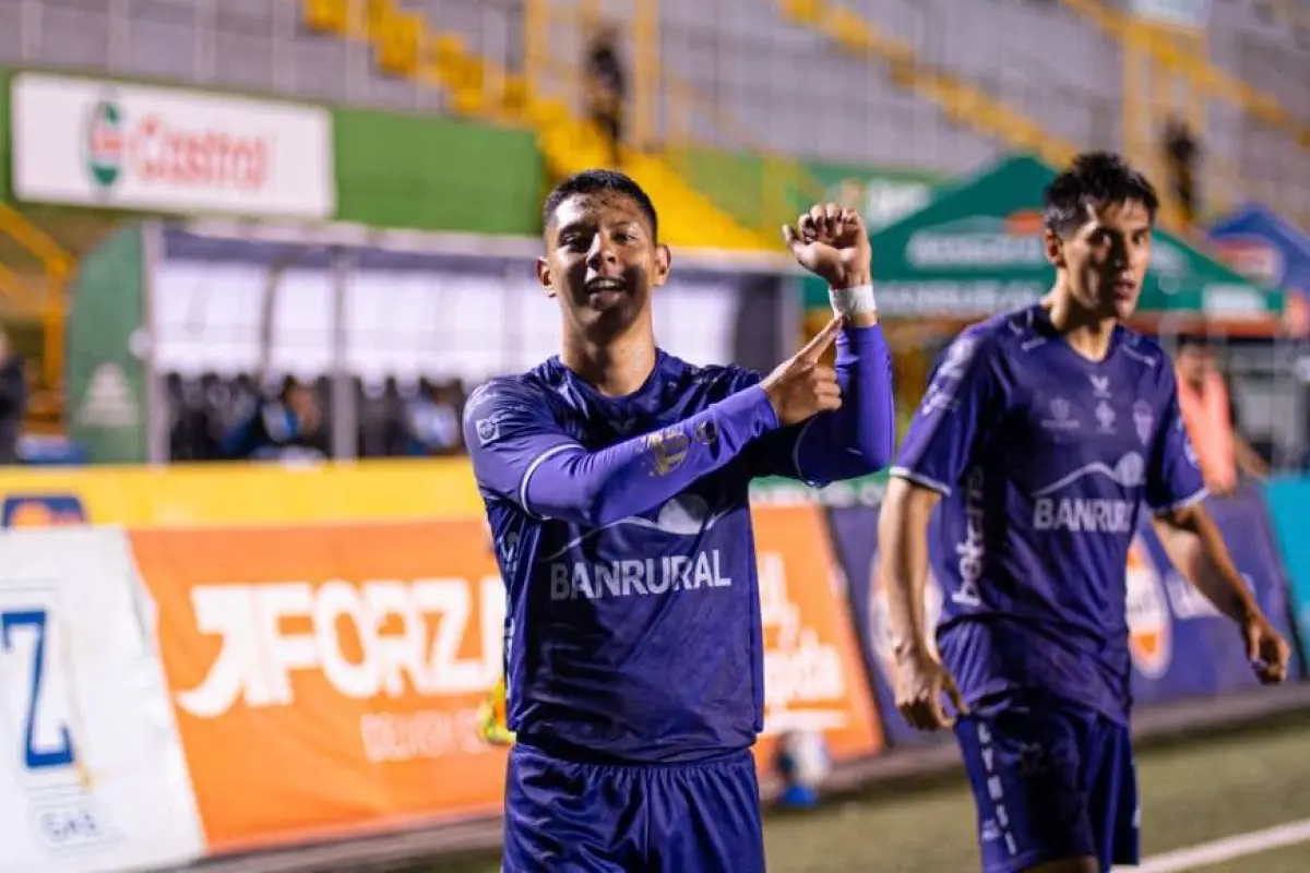Oscar Castellanos celebrando ante Comunicaciones 