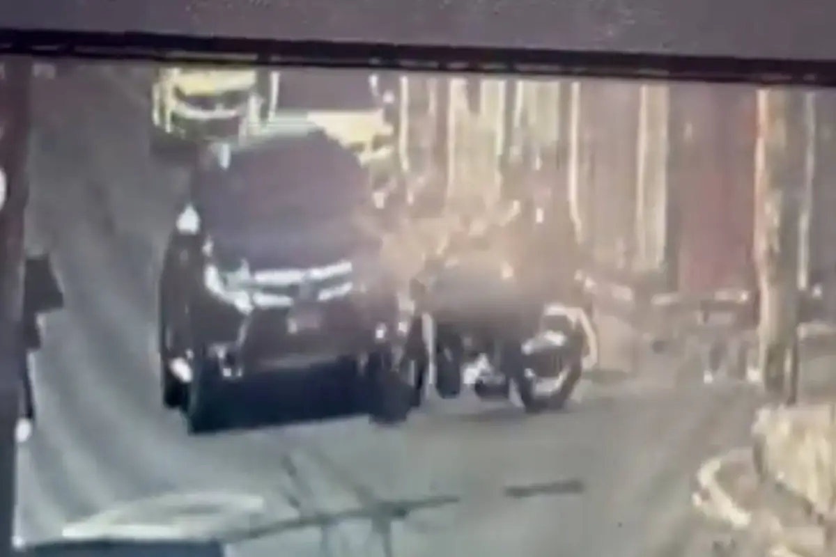 Motocicleta impacta contra camioneta al ignorar señal de alto., Captura de pantalla video de X.