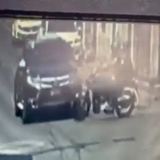 Motocicleta impacta contra camioneta al ignorar señal de alto. ,Captura de pantalla video de X.