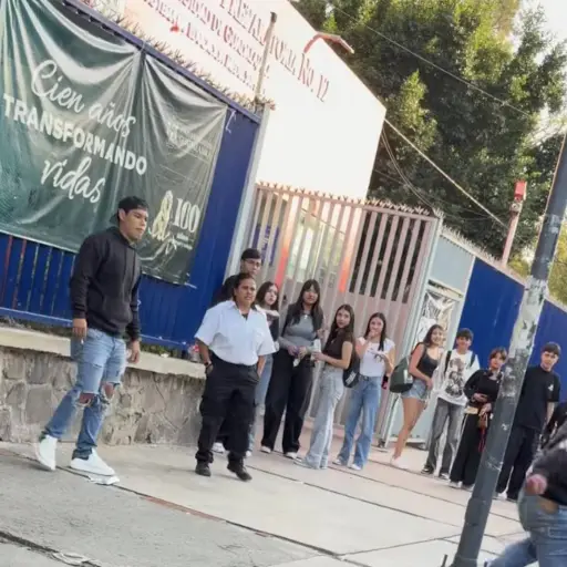 Pelea entre un estudiante y un padre de familia. ,Captura de pantalla video de X.