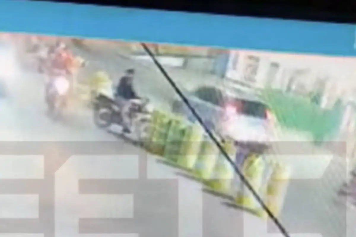 Motorista fallece frente a estación de bomberos., Captura de pantalla video de X.