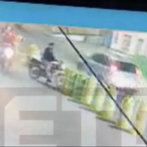 Motorista fallece frente a estación de bomberos. ,Captura de pantalla video de X.