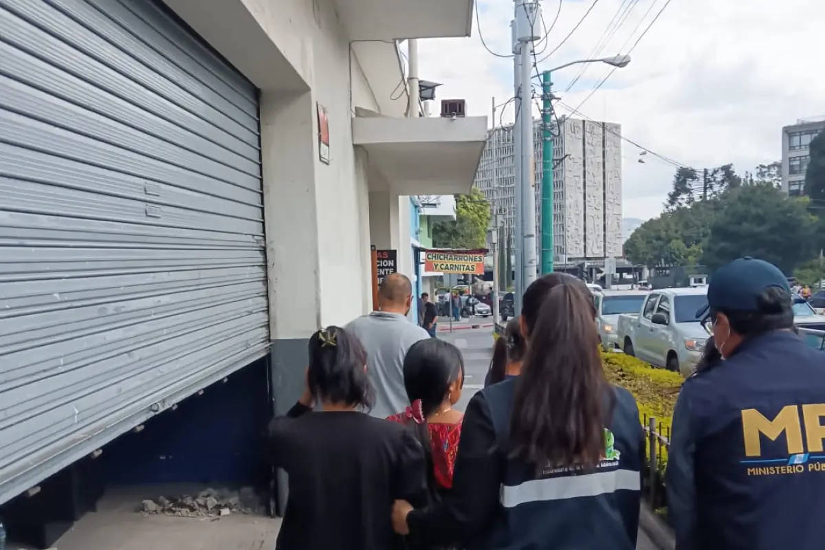 Momento en el que se dio el rescate de los menores víctimas de explotación laboral en zona 1. , Ministerio Público