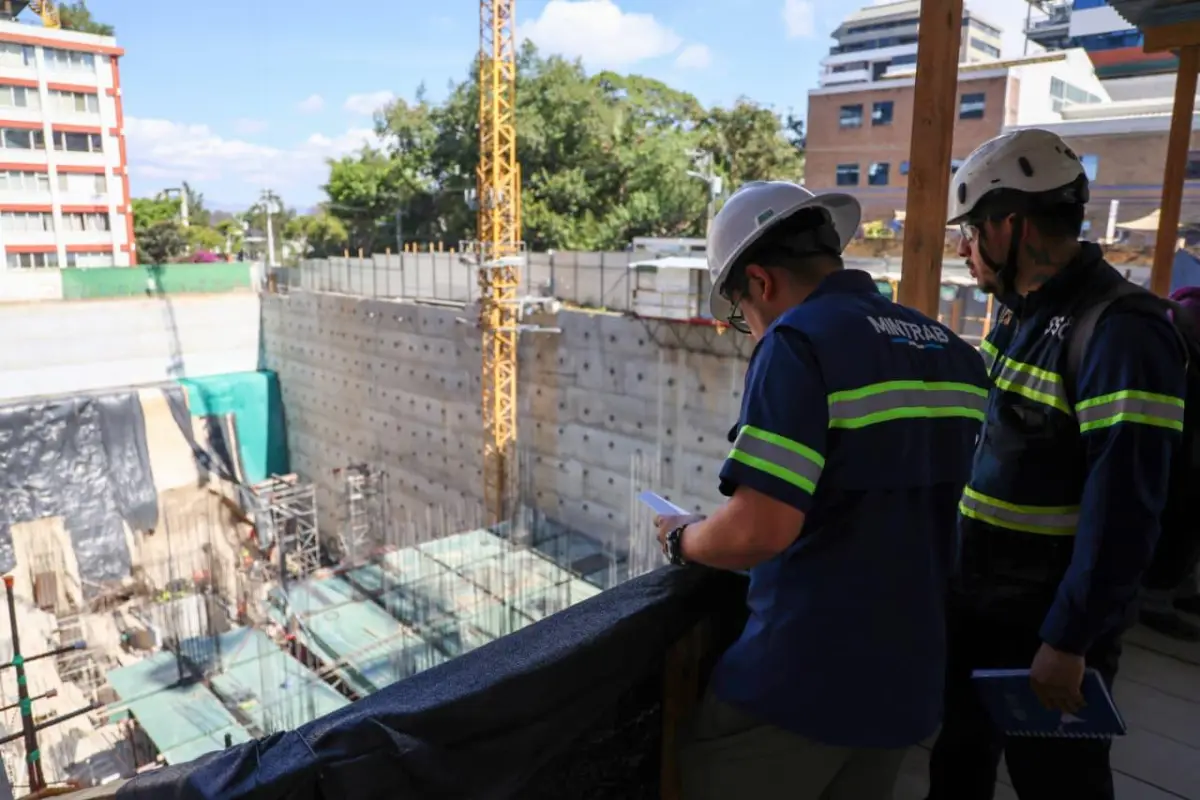 Delegados del Ministerio de Trabajo realizaron una diligencia en el área de construcción de zona 14 donde quedaron soterrados varios trabajadores., Mintrab