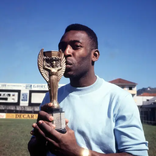 Pelé con el trofeo Jules Rimet, tras ganar el Mundial de 1958 - FIFA