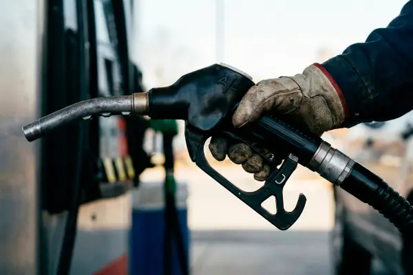 Gobierno vigila precios de combustibles y denuncia posible especulación