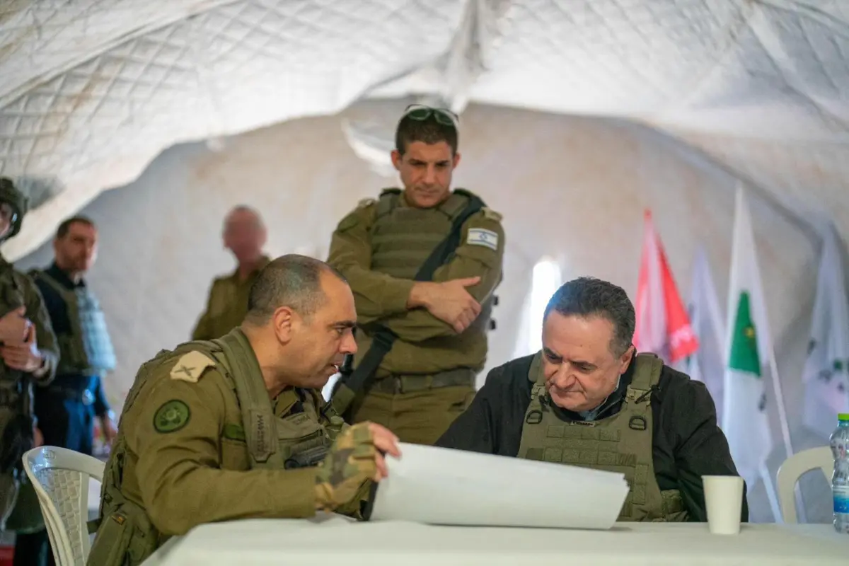 FOTO ARCHIVO,  El ministro de Defensa israelí, Israel Katz (d), visitó este domingo a las tropas apostadas en el sur de Líbano, dónde lanzó una advertencia al grupo chií Hizbulá, al asegurar que pagará "un precio muy alto" si dispara drones contra territorio de Israel