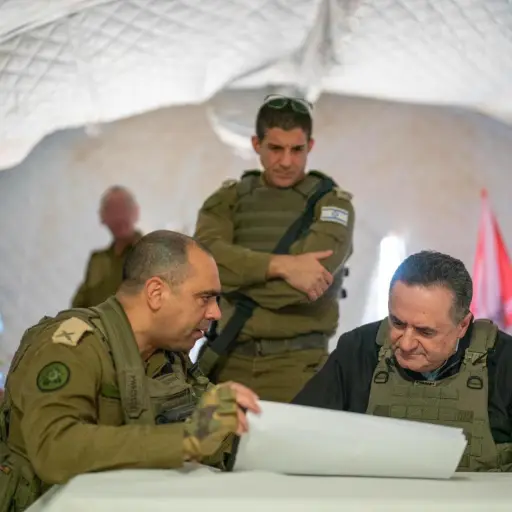 FOTO ARCHIVO , El ministro de Defensa israelí, Israel Katz (d), visitó este domingo a las tropas apostadas en el sur de Líbano, dónde lanzó una advertencia al grupo chií Hizbulá, al asegurar que pagará 