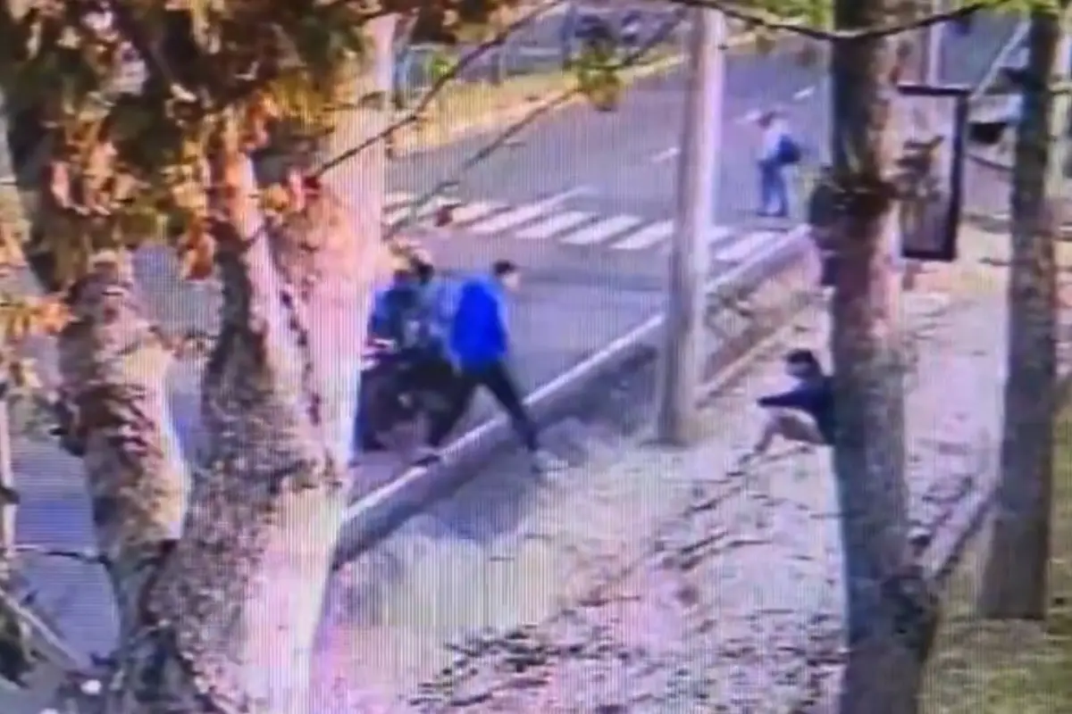 Las imágenes muestran como la víctima fue atacada de forma sorpresiva., Captura de pantalla. 