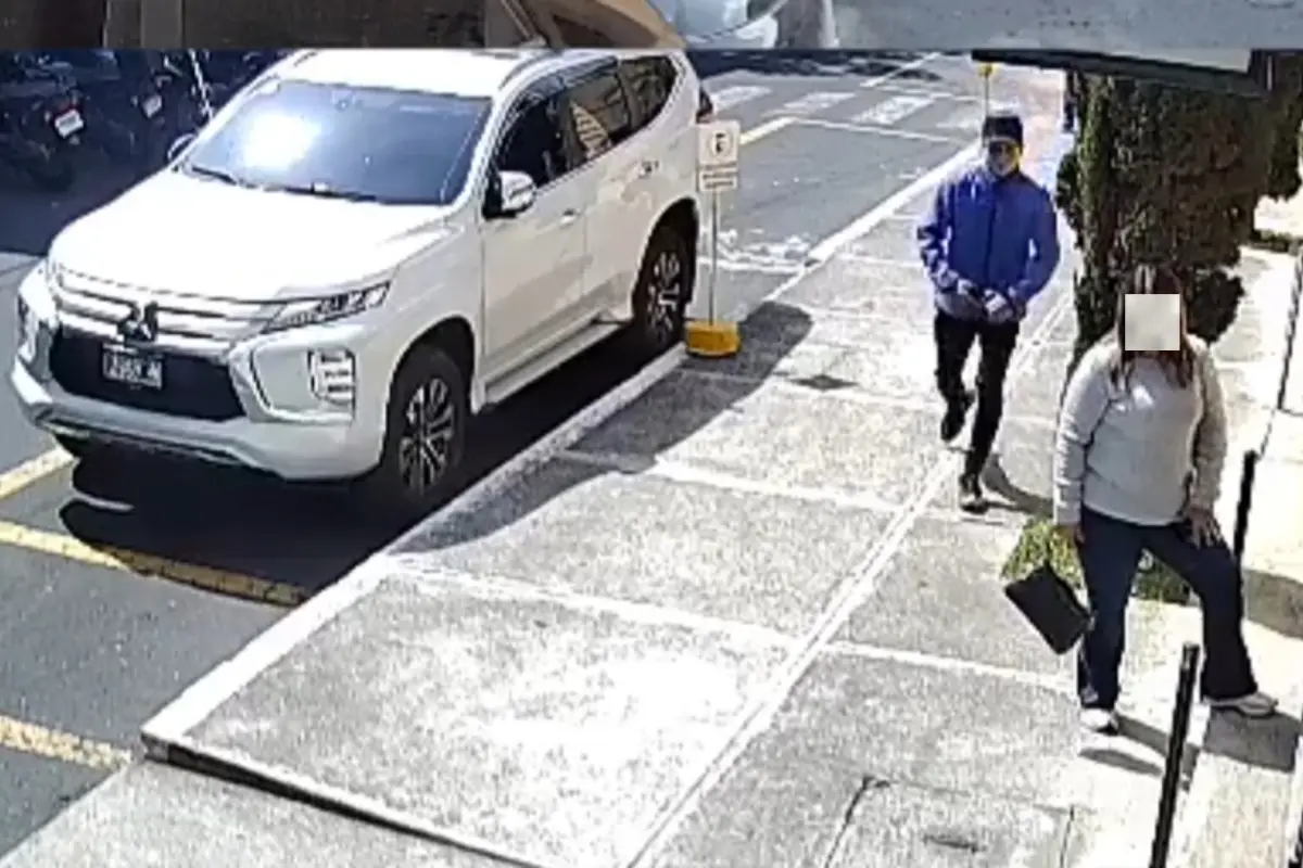 La mujer fue victima de asalto, mientras esperaba para entrar a una residencia de Ciudad San Cristóbal, zona 8 de Mixco., Captura de pantalla. 