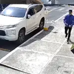 La mujer fue victima de asalto, mientras esperaba para entrar a una residencia de Ciudad San Cristóbal, zona 8 de Mixco. ,Captura de pantalla. 