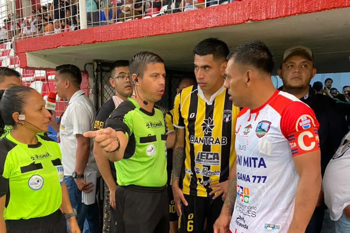 Imagen del árbitro central dialogando con los capitanes de Mictlán y Aurora - CSD Mictlán
