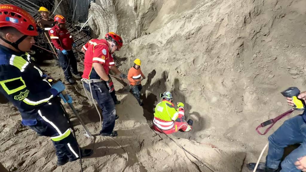 Continúan labores de búsqueda por derrumbe en zona 14 | Bomberos Municipales.