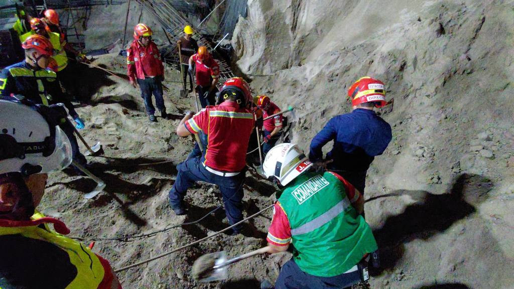 Continúan labores de búsqueda por derrumbe en zona 14 | Bomberos Municipales.