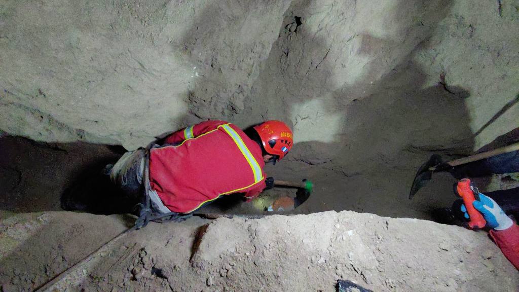 Continúan labores de búsqueda por derrumbe en zona 14 | Bomberos Municipales.